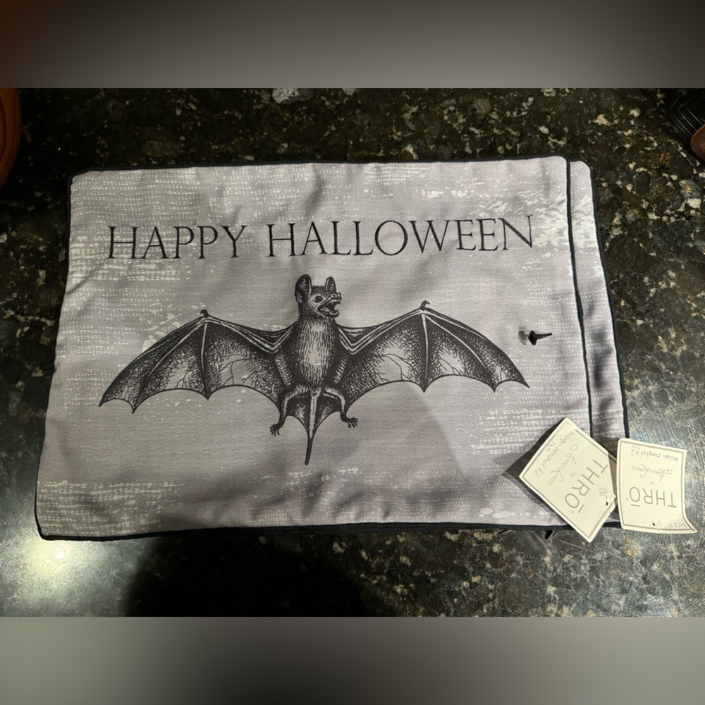 2 Thro by Marlo Lorenz Happy‎ Halloween Bats Pillow Cover 14x20 NWT!